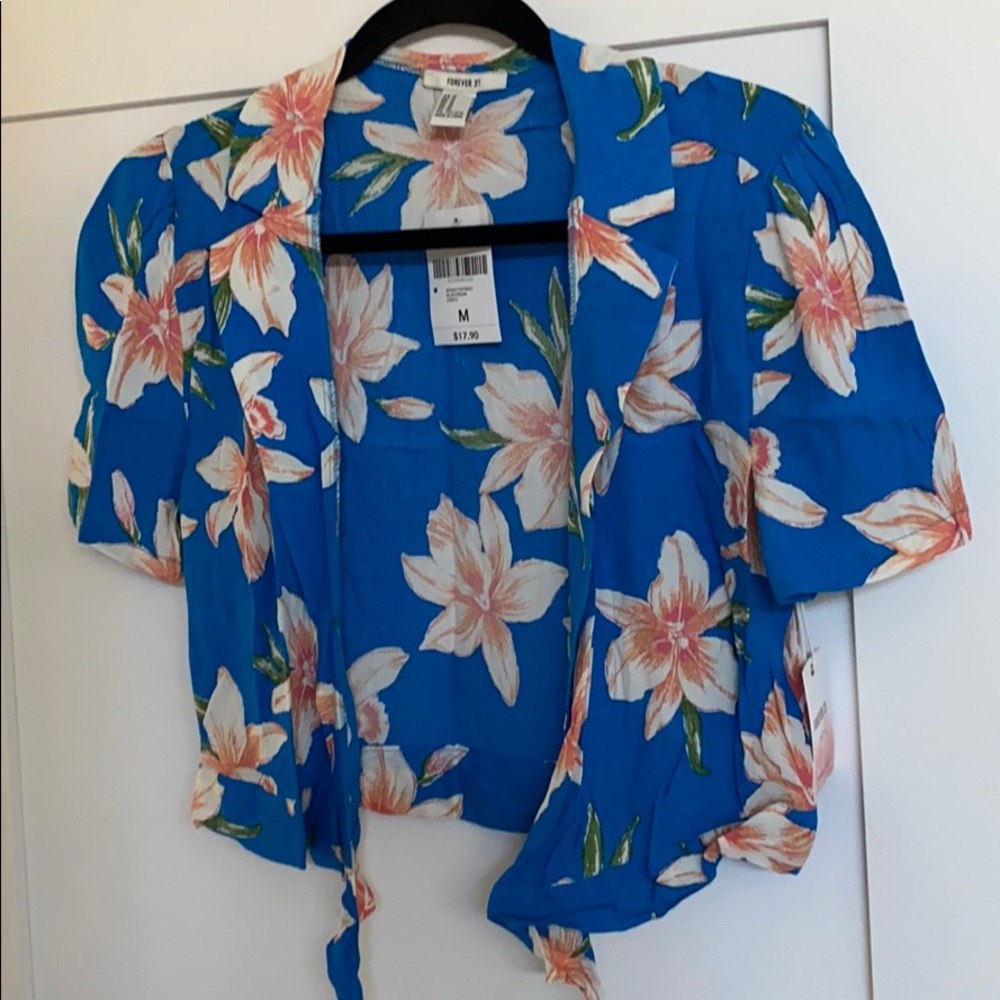 Floral wrap top 🤍